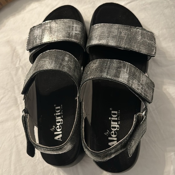 Alegria Bailee Sleek Rocker Sandal in Pewter Streak - Picture 5 of 8